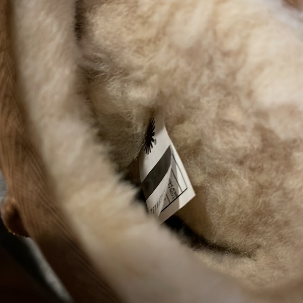 Authentic UGG Classic Short ll in Chestnut - Picture 8 of 9